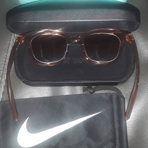 NIKE